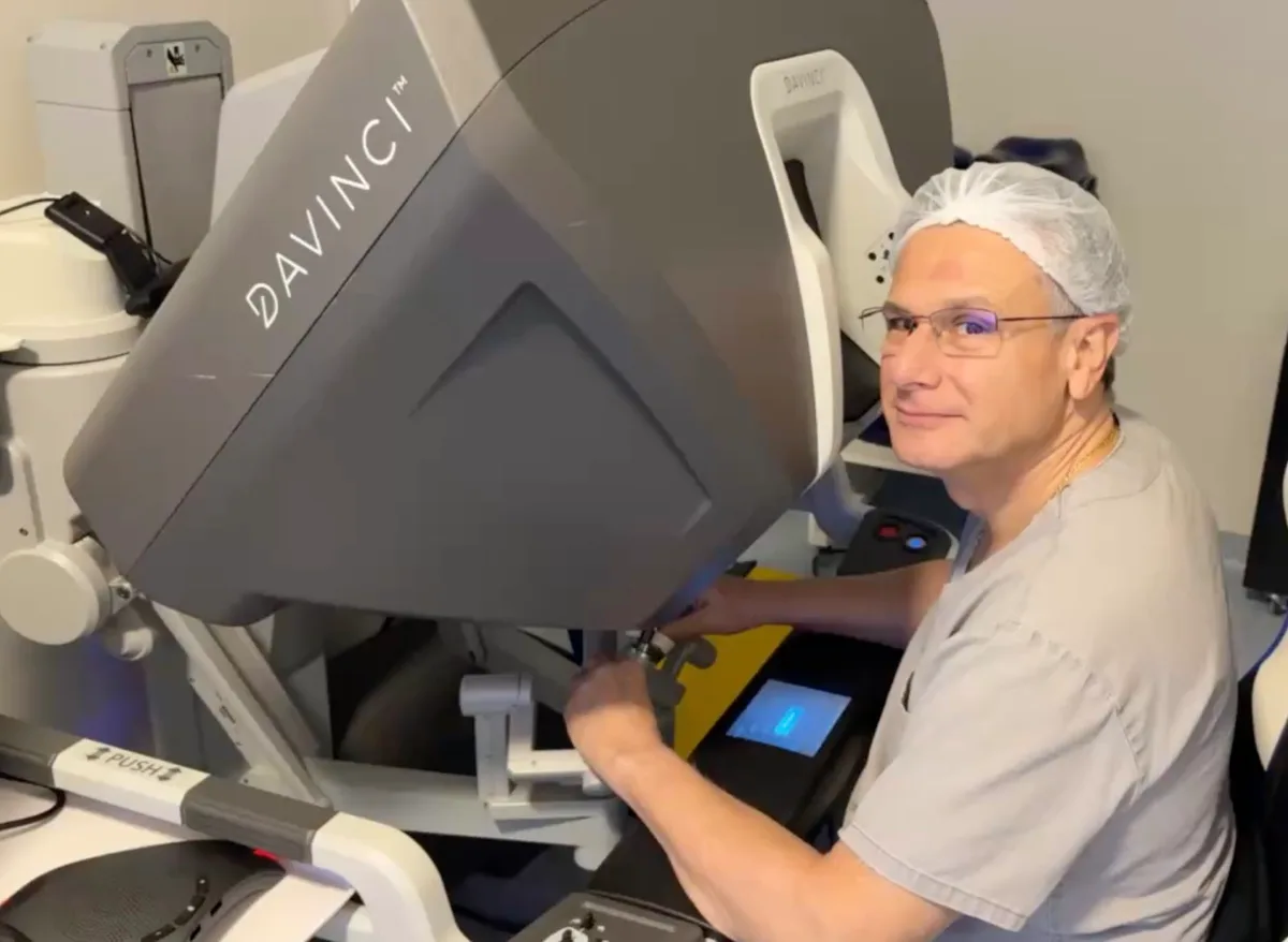 Cirurgião em treinamento no console de um sistema de cirurgia robótica