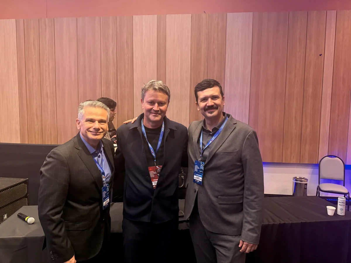 Cirurgiões da Cardio Assist durante o 1º Simpósio Internacional de Cirurgia Cardíaca Robótica e Cardiopatia Estrutural junto ao Dr. Paulo César Santos, o mentor
